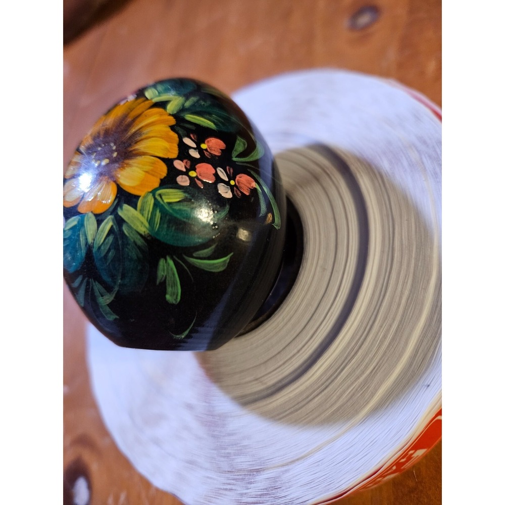 VINTAGE RUSSIAN USSR LACQUERED HAND-PAINTED FLOWERS ON FLORAL WOODEN EGG, SIGNED - Picture 3 of 16